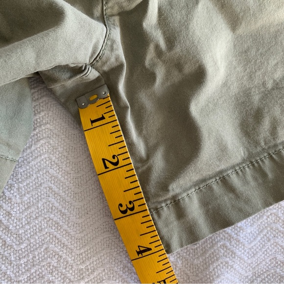 Women’s Old Navy Army Green Twill Shorts 4” inseam Fits like an 8 - Picture 4 of 5
